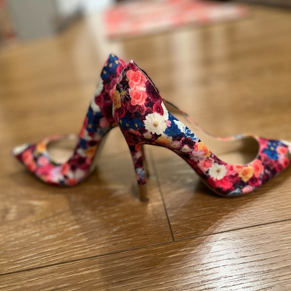 GUESS Flower Heels - Picture 3 of 3